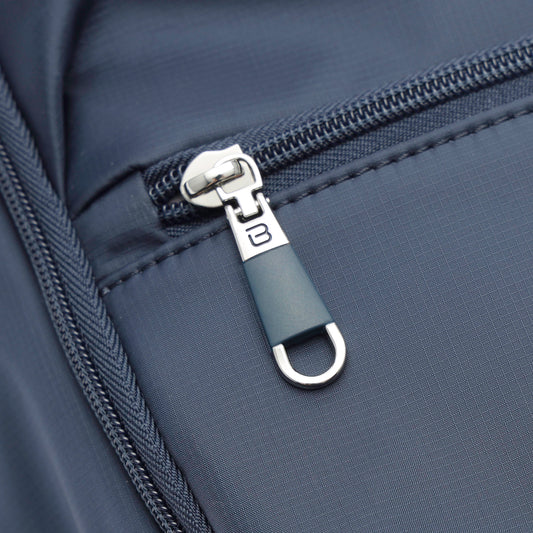 Product Image – Close-up of a gray zipper with "B" pull on the Beside-U Aileen R1 Backpack, water-repellent nylon.