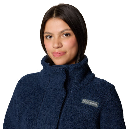 Top half of woman wearing Columbia Women's Panorama™ Long Jacket in collegiate navy blue, buttoned up