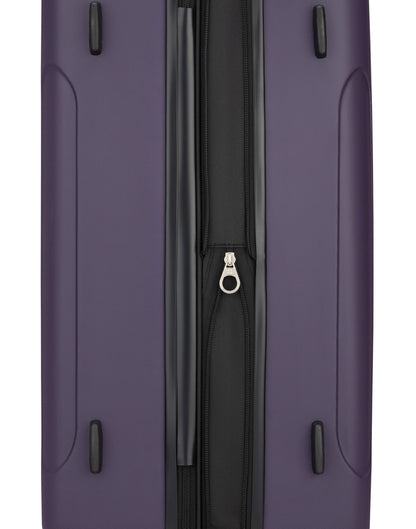 Close up of expandable zipper on Swiss Gear Central Lite 28" Hardside Expandable Spinner in plum