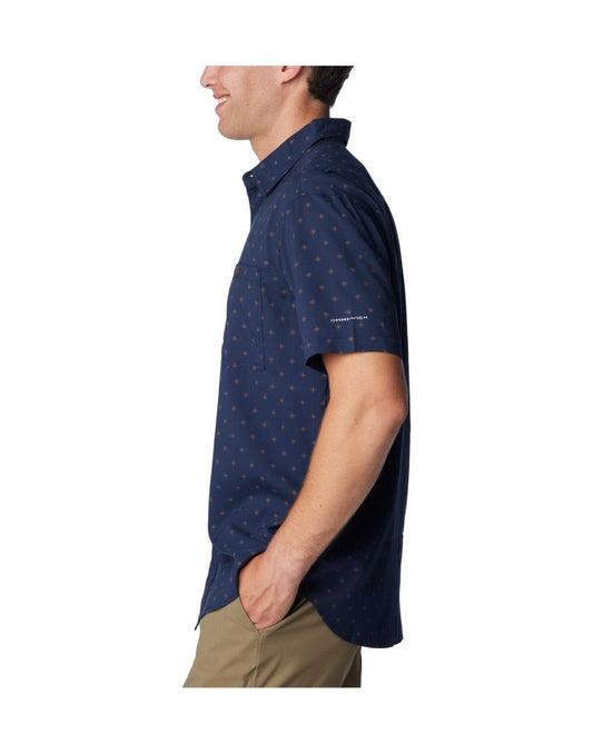 Product Image – Man wearing khaki pants and Columbia Men's Utilizer™ Printed Woven Short Sleeve Shirt in collegiate navy dawn dot pattern, side view