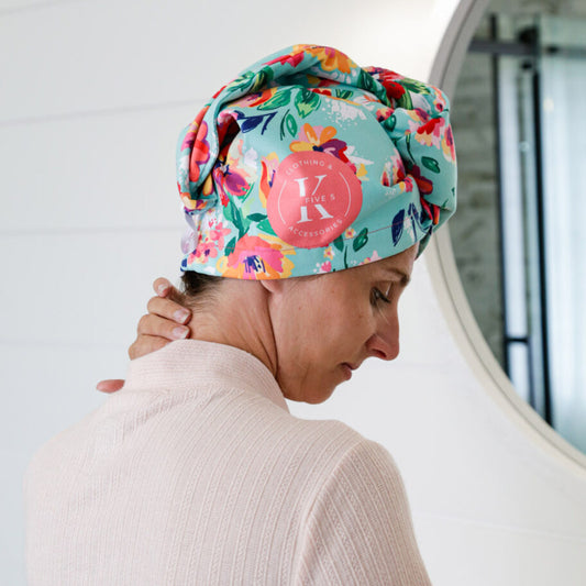 Product Image – Person with a K5 Microfibre Hair Towel seen from behind near a round mirror.