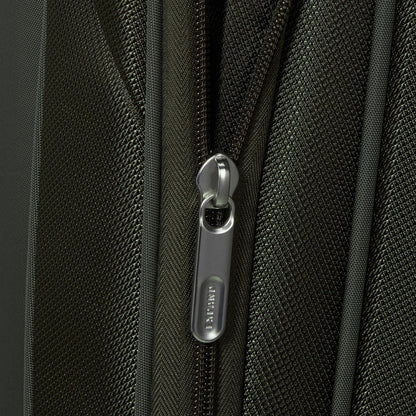 Close-up of Samsonite Re-Lite Spinner Large’s metallic zipper on dark green recycled fabric.