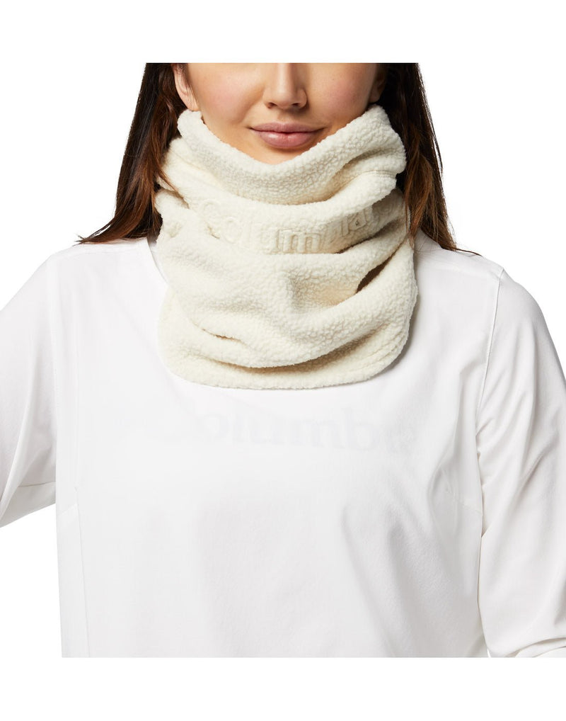 Front view of a woman wearing a Columbia CSC™ II Omni-Heat™ Fleece Gaiter in chalk colour.