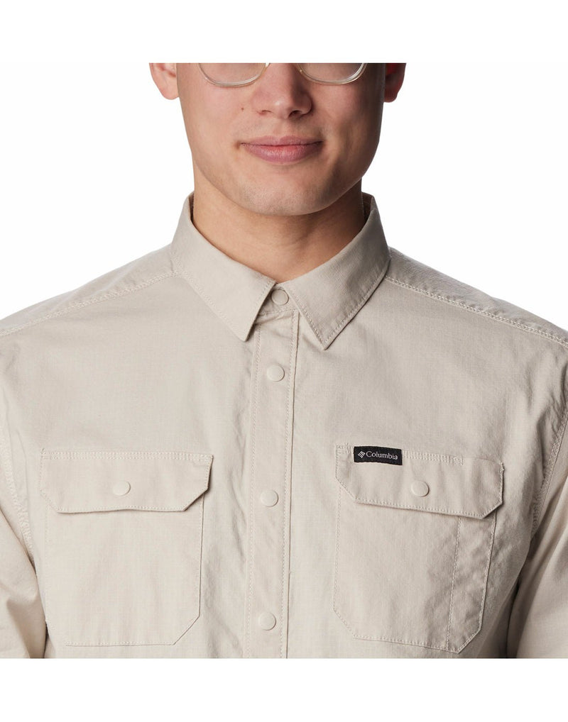 Close-up front view of a man wearing the Columbia Men's Landroamer™ Lined Shirt in Dark Stone colour.