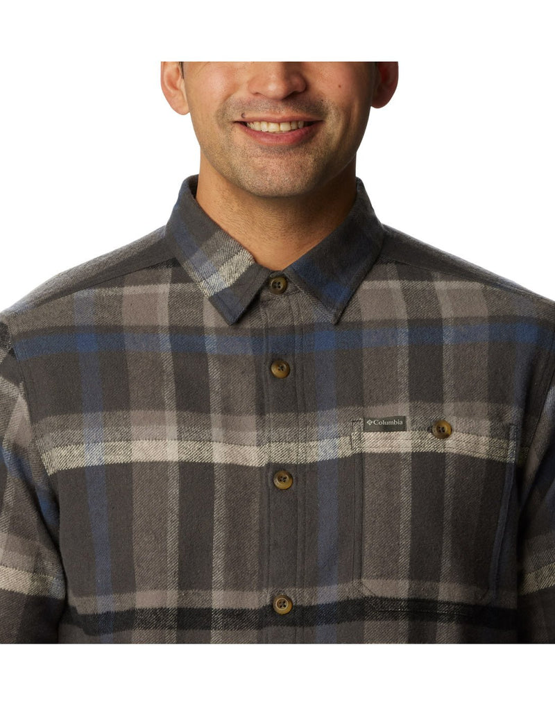 Close-up front view of a man wearing Columbia Men's Pitchstone™ Heavyweight Flannel Shirt in "Shark Macro Multi" colour.