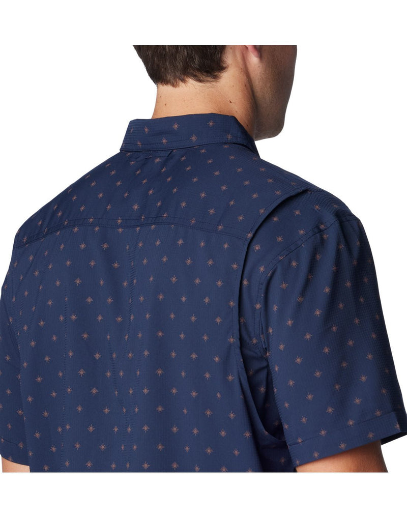 Close up of man wearing Columbia Men's Utilizer™ Printed Woven Short Sleeve Shirt in collegiate navy dawn dot pattern, back angled view