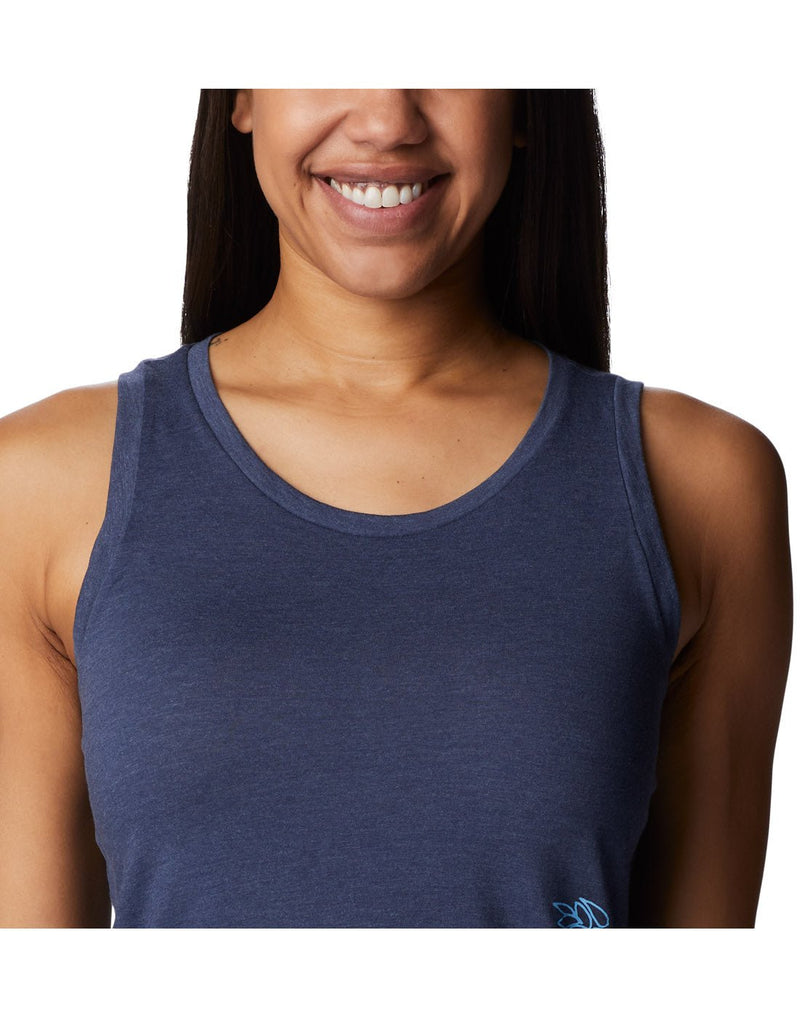 Close up of neckline of Woman wearing light khaki pants and Columbia Women's Bluff Mesa™ Tank in nocturnal heather, indigo colour, front view
