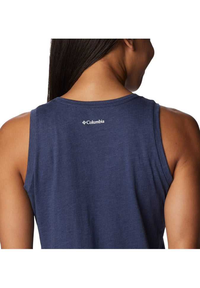 Close up of Woman wearing light khaki pants and Columbia Women's Bluff Mesa™ Tank in nocturnal heather, indigo colour, back view with small white Columbia logo on top center