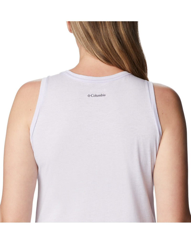 Close up of woman wearing Columbia Women's Bluff Mesa™ Tank in purple tint heather, back view with small Columbia logo on top center