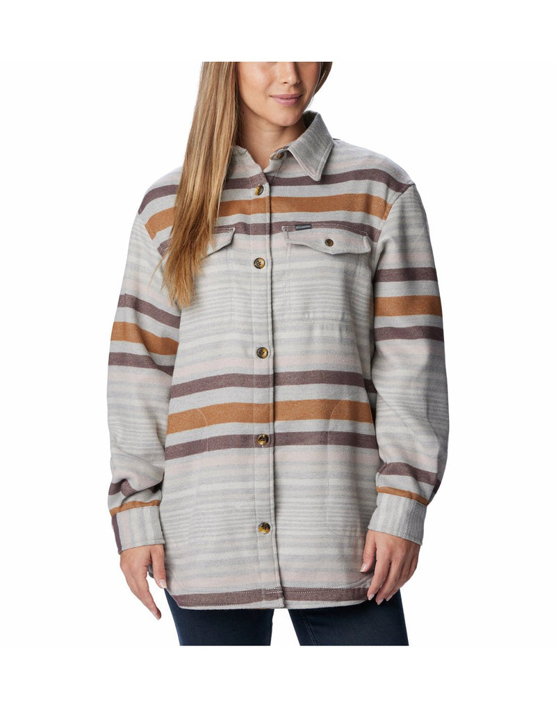 Front view of a woman wearing a Columbia Women's Calico Basin™ Shirt Jacket in Columbia Grey Heathered Stripe colour.