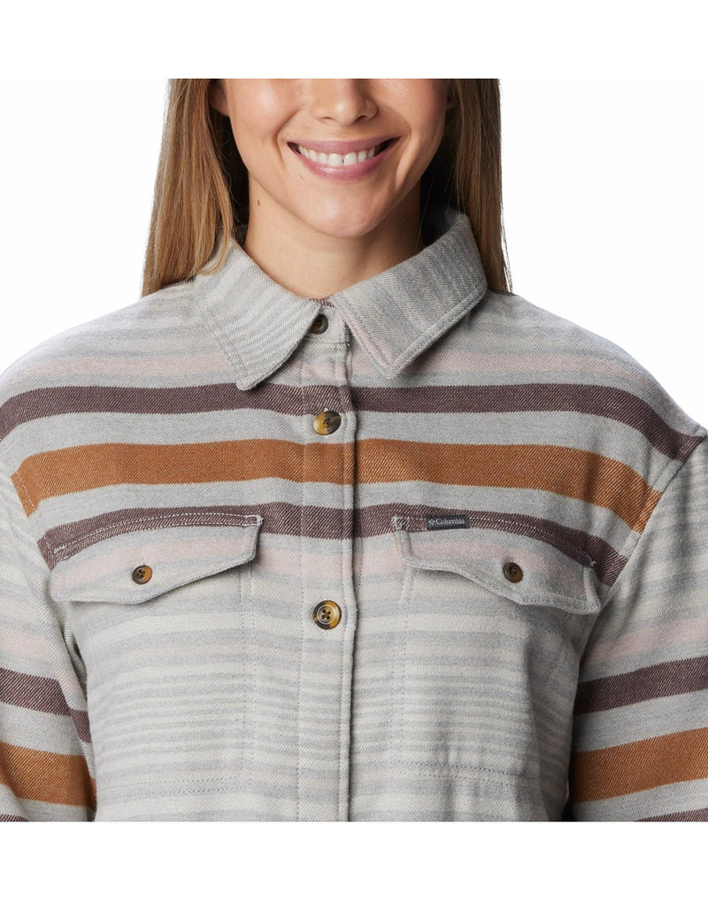 Close-up front view of a woman wearing a Columbia Women's Calico Basin™ Shirt Jacket in Columbia Grey Heathered Stripe colour.