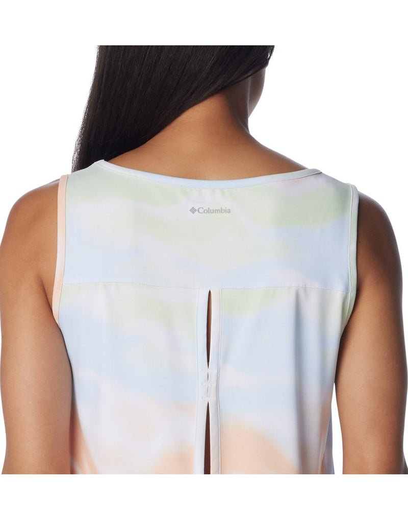 Close up back view of a woman wearing Columbia Women's Chill River™ Tank in White Undercurrent print.  Showing the back venting.