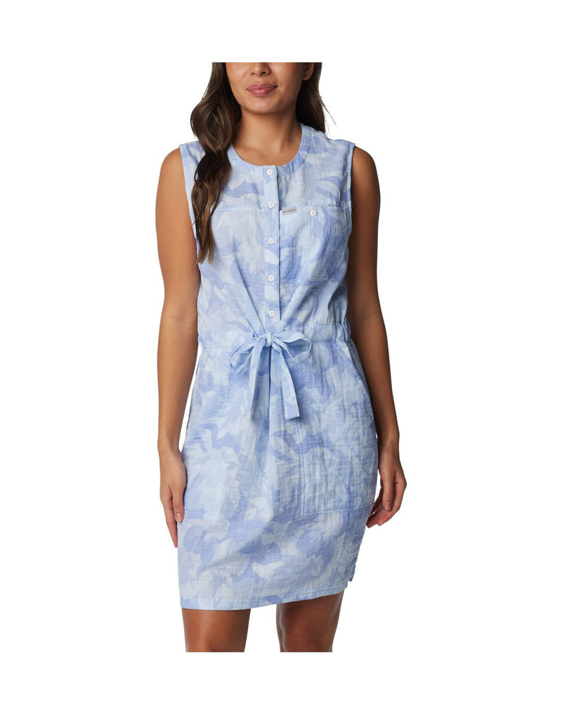 Close up of woman wearing Columbia Women's Holly Hideaway™ Breezy Dress in whisper peonies, blue with white pattern, front view with waist tie in a bow