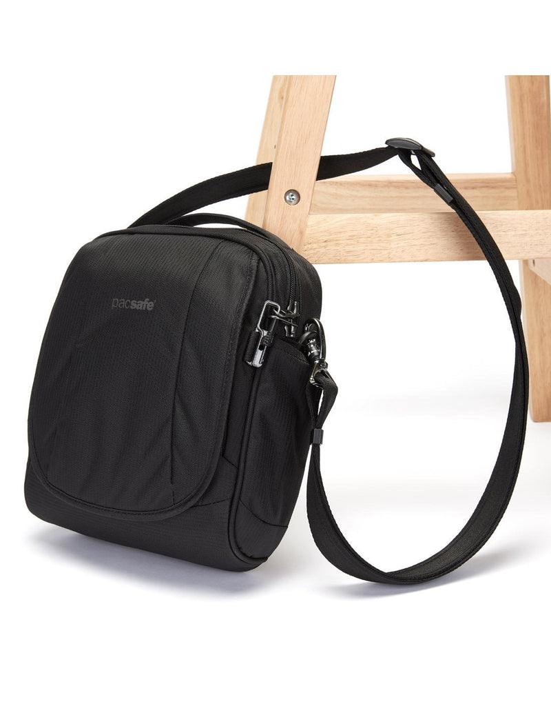 Metrosafe LS200 econyl anti-theft shoulder bag detachable strap